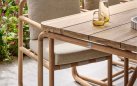 Fotel ogrodowy z drewna teak z poduszką All Weather jasny beż – kolekcja DOLCE