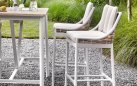 Hoker ogrodowy z białokremowego aluminium i technorattanu z poduszką All Weather 