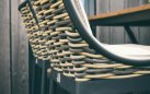 Zestaw barowy ogrodowy MILOU czarny aluminiowy / technorattan / drewno teak dla 4 osób 