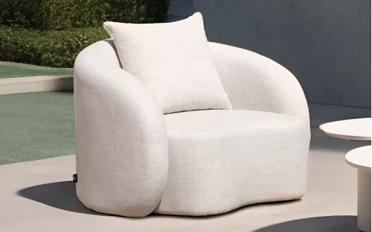 Luksusowy, elegancki fotel ogrodowy w kolorze jasnobeżowym z poduszkami olefin cosy