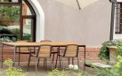 Grafitowe sztaplowania owane krzesło ogrodowe z podłokietnikami o aluminiowej konstrukcji i siedziskiem i oparciem z deseczek drewnianych nida