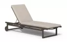Aluminiowy luksusowy leżak ogrodowy w kolorze ciemnokawowym z materacem oasis