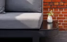 Wygodny narożnik na taras antracytowy z szarymi poduszkami salvador
