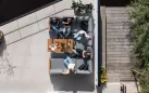 Aluminiowy komplet narożny ogrodowy z elementami tek w kształcie litery u z wysokim stolikiem soho antracyt