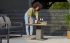 W stolik ogrodowy aluminiowy z podnoszonym blatem z drewna teak Luca antracyt