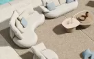 Sofa ogrodowa a luksusowa dwuosobowa jasnobeżowa tapicerowana calaa higold