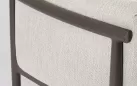 Nowoczesny bogato tapicerowany komplet wypoczynkowy na taras o grafitowy konstrukcji i szaro beżowych poduszkach olefin théodore bizzotto