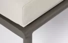 Dwuosobowe łóżko ogrodowe aluminiowe kawowe złożone z 2 sof symetrycznych ogrodowe aluminiowe z grubymi bezowymi poduszkami luksusowe lanai bizzotto