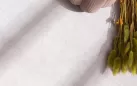 Okrągły stół ogrodowy aluminiowy kawowy z ozdobnymi plecionka kami z liny i blatem z kamienia spiekanego lanai bizzotto