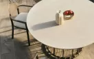 Okrągły stół ogrodowy aluminiowy kawowy z ozdobnymi plecionka kami z liny i blatem z kamienia spiekanego lanai bizzotto