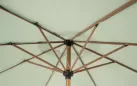 Parasol ogrodowy noga efekt drewna 8-kątny Ø3 m z efektem pochylania czaszy tilt jasnozielona czasza palinuro bizzotto
