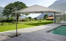 Parasol ogrodowy z nogą boczną ośmiokątny o średnicy 350 cm beżowa noga białoszare poszycie