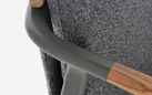 Sztaplowane nowoczesne krzesło ogrodowe aluminiowe grafitowe wstawki teak i poduszki olefin boucle leonida bizzotto