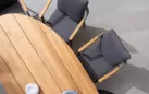 Sztaplowane nowoczesne krzesło ogrodowe aluminiowe grafitowe wstawki teak i poduszki olefin boucle leonida bizzotto