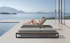 Luksusowy leżak ogrodowy aluminiowy z elementami z drewna teak CAMBUSA higold